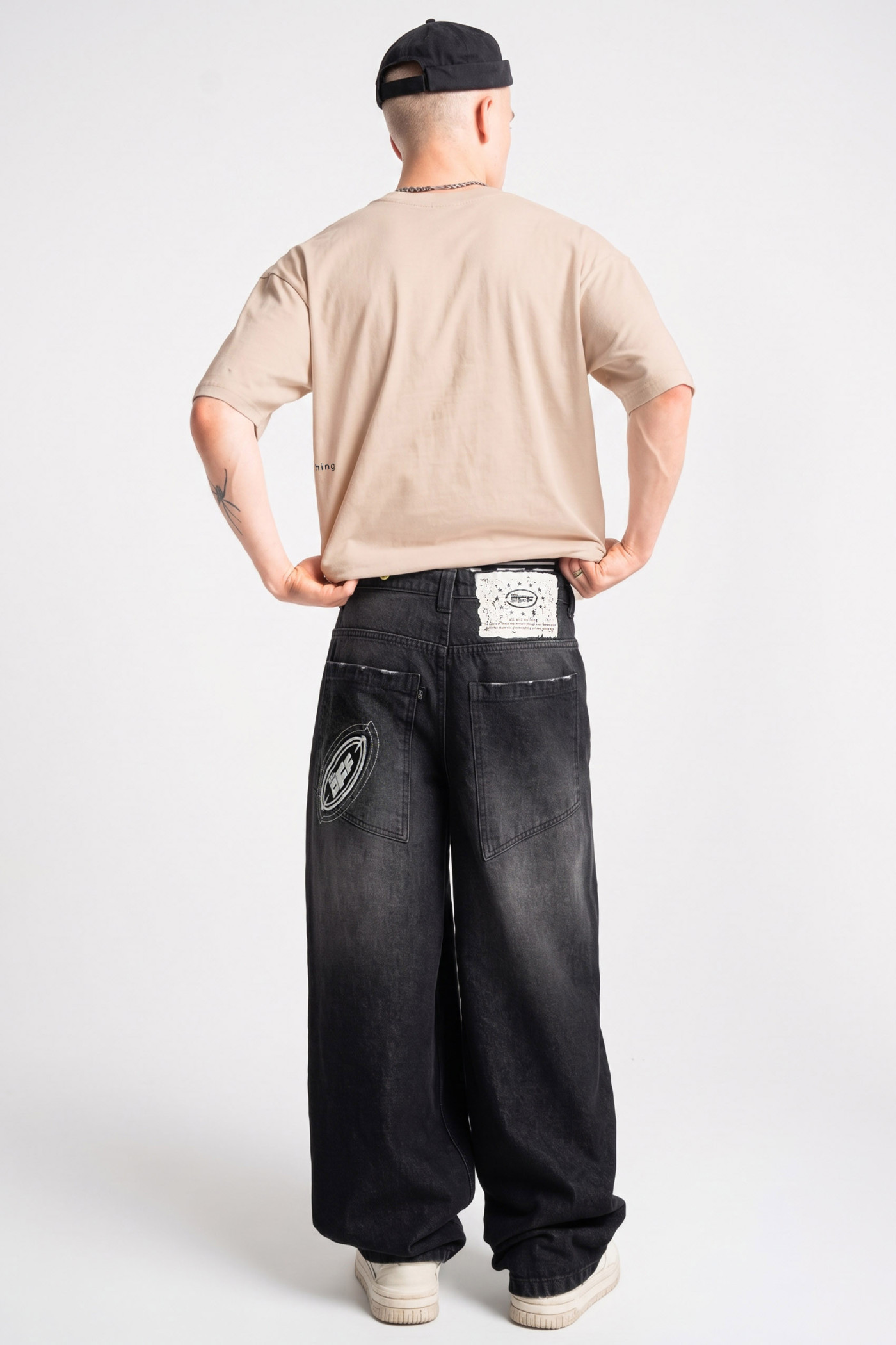 Emroidered logo skater jeans washed black