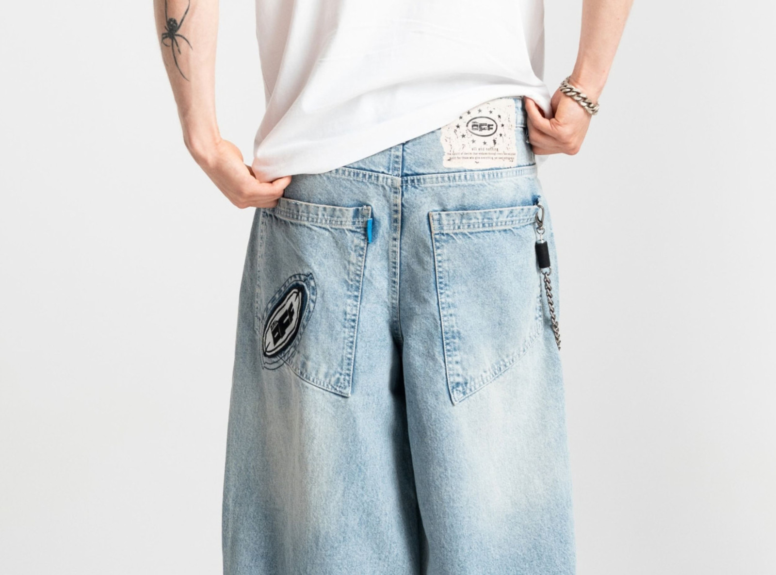 Emroidered logo skater jeans washed light blue